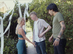 Американки, Блондинки, Парочка, Семяизвержение, Сперма на лице, Поцелуи, Милф, Крошечные