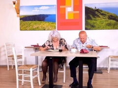 Grosse titten, Geile alte tussi, Gehörnter ehemann, Oma, Handjob, Ehemann, Reif, Strümpfe