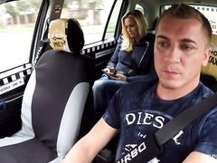 Grote mammen, Blond, Pijpbeurt, Rondborstig, Auto, Likken, Strippen, Strak