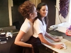 Brunette brune, Poilue, Lesbienne, Léchez, Masturbation, Adolescente, Jouets, Rétro ancien