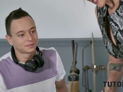 18 jaar, Bruinharig, Klietelaar, Oudere vrouw, Hd, Doordringend, Student, Lerarin