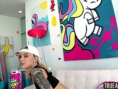 アナル, 美人, フェラチオ, 巨乳な, 自然山雀, ストリッピング, タトゥー, オッパイの