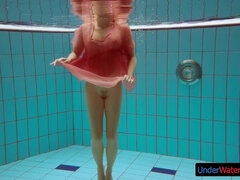 Amateur, Bikini, Morena, Hd, Nudista, Piscina, Público, Bajo el agua