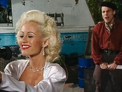 Blonde, Sucer une bite, En levrette, Doigter, Branlette thaïlandaise, Embrassement, Pénis, Nénés