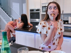 Arsch, Grosse titten, Blondine, Freund, Handjob, Küche, Milf, Titten