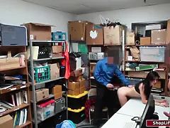 Amateur, Brunette brune, Prisonnier, Bureau, Réalité, Tatouage, Plan cul à trois, Nénés