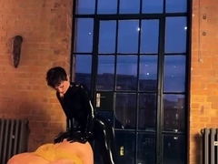 Amateur, Brunette brune, Homme nu et filles habillées, Femme dominatrice, Groupe, Fête