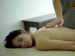 Sucer une bite, Branlette thaïlandaise, Adolescente