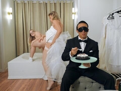 Большая жопа, Большие сиськи, Бисексуалы, Блондинки, Измена, Каблуки, Трансы, Сиськи