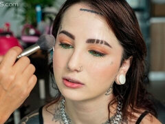 Enthousiasteling, Bruinharig, Vingeren, Masturbatie, Natuurlijke tieten, Strippen, Tieten likken, Speelgoed