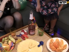 ブロンド, 茶髪の, 大学生, ヒール, レズビアン, シャワー, ストッキング, タトゥー