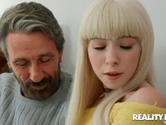 Sucer une bite, Faciale, Famille, Énorme, Mature, Petite femme, Rasée, Suçant