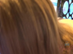 Blond, Pijpbeurt, Vriendin, Handbeurt, Orgasme, Gezichtspunt, Ruw, Onder de rok