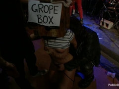 Anal, Sucer une bite, Bondage, Domination, Femelle, Public, Rugueux, Voyeur