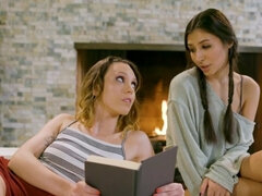 Grosser arsch, Blondine, Blasen, Gesichtssitzen, Hardcore, Lesbisch, Lecken, Massage