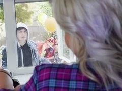 Grosse titten, Blasen, Handjob, Küche, Milf, Mutti, Party, Flotter dreier