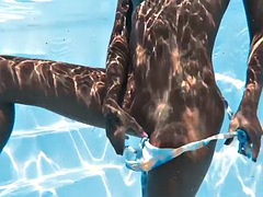 Tetas grandes, Loco, Enorme, Latina, Piscina, Público, Adolescente, Bajo el agua