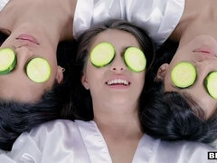 Bruinharig, Lul, Hondjeshouding, Sperma in gezicht, Kwartet, Groepseks, Geschoren, Tieten likken