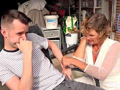 Geile alte tussi, Oma, Handjob, Hardcore, Lecken, Reif, Im freien, Verführt