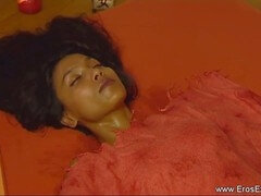 Dripping wet pussy gets an intense massage in an Indian style