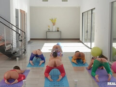 Amateur, Asiático, Entre bastidores, Tetas grandes, Grupo, Besar, Lamidas, Nalgadas