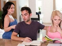 Blond, 1 man 2 vrouwen, Handbeurt, Likken, Ondergoed, Moeder die ik wil neuken, Tatoeage, Tiener