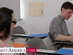 Sucer une bite, Brunette brune, Éjaculer dans la bouche, Léchez, Petite femme, Rasée, Adolescente, Nénés