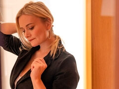 Grosse titten, Blondine, Blasen, Frau frau mann, Fingern, Entkleiden, Jungendliche (18+), Flotter dreier