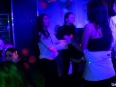 Blondine, Blasen, Bekleidet, Aufs gesicht abspritzen, Lecken, Orgie, Party, Lehrer