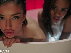 Lieveling, Vingeren, Interraciaal, Likken, Ondergoed, Masturbatie, Natuurlijke tieten, Strippen