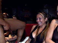 着衣女と全裸男, フェラする