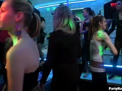 Brunette brune, Homme nu et filles habillées, Queue, Femelle, Hard, Orgie, Fête, Nénés