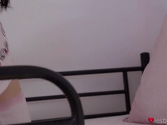 Chambre à dormir, Noire, Face assise, Masturbation, Seins naturels, Chatte, Chaussettes, Nénés