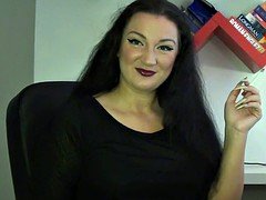 Brunette brune, Femme dominatrice, Humiliation, Pov, Fumer