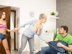 Tetas grandes, Novio, Engañando, Hija, Lencería, Madres para coger, Cabello corto, Paja con tetas