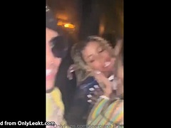 Amateur, Nana, Gros seins, Sucer une bite, Club, Hard, Public, Nénés