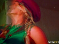 Aangekleed, Zoenen, Lesbisch