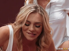 Cul, Nana, Blonde, Doigter, Gym, Lesbienne, Maigrichonne, Strapon