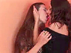 18 ans, Amateur, Brunette brune, Fait maison, Lesbienne, Lingerie, Orgasme, Adolescente