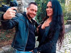 Grosser arsch, Grosser schwanz, Grosse titten, Blasen, Hundestellung, Geld, Öffentlich, Rasiert