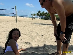 Plage, Sucer une bite, Brunette brune, Faciale, Interracial, Fille latino, Léchez, Réalité