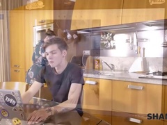 エロ熟女, チン, キッチン, ロシア人, ショートヘア, ストッキング, フェラする, オッパイの