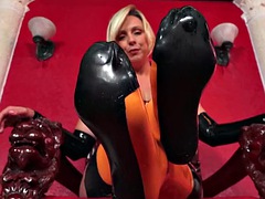 Blond, Gevangen, Voeten, Dominante vrouw, Fetisj, Voeten fetish, Latex
