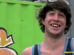 Blondine, Blasen, Braunhaarige, Spermaladung, Aufs gesicht abspritzen, Masturbation, Geld, Dürr