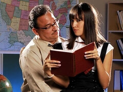 18 ans, Gros cul, Grosse bite, Gros seins, Sucer une bite, Brunette brune, Maigrichonne, Adolescente