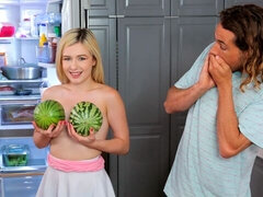 Sucer une bite, En levrette, Masturbation, Seins naturels, Cheveux courts, Maigrichonne, Adolescente, Nénés