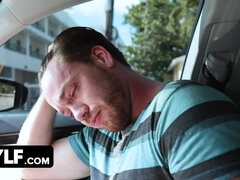 Grosser schwanz, Braunhaarige, Vollbusig, Auto, Paar, Handjob, Milf, Stiefmutter