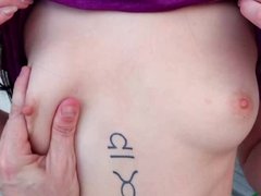 Arsch, Tussi, Grosse titten, Blasen, Natürlichen titten, Pov, Öffentlich, Eng