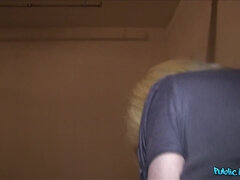 Leie, Tussi, Blondine, Auto, Aufs gesicht abspritzen, Im freien, Pov, Öffentlich