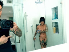 Gros seins, Brunette brune, Plantureuse, En levrette, Branlette thaïlandaise, Mère que j'aimerais baiser, Tatouage, Nénés